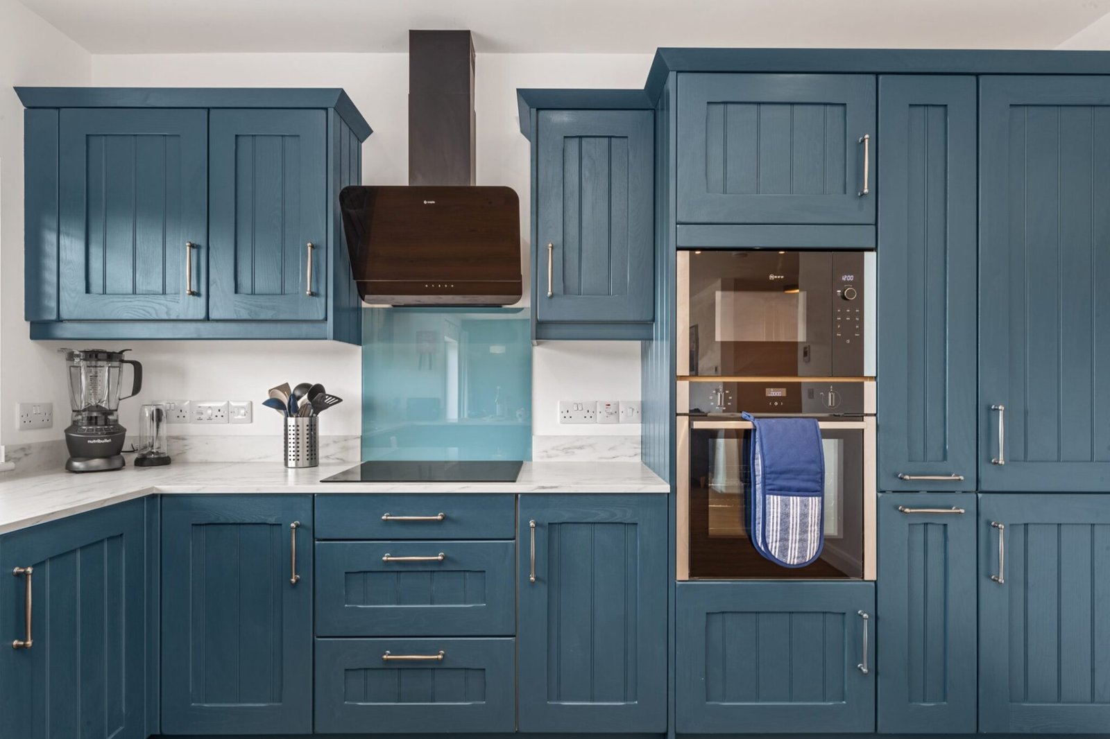 Kitchen hob and wall mounted ovens