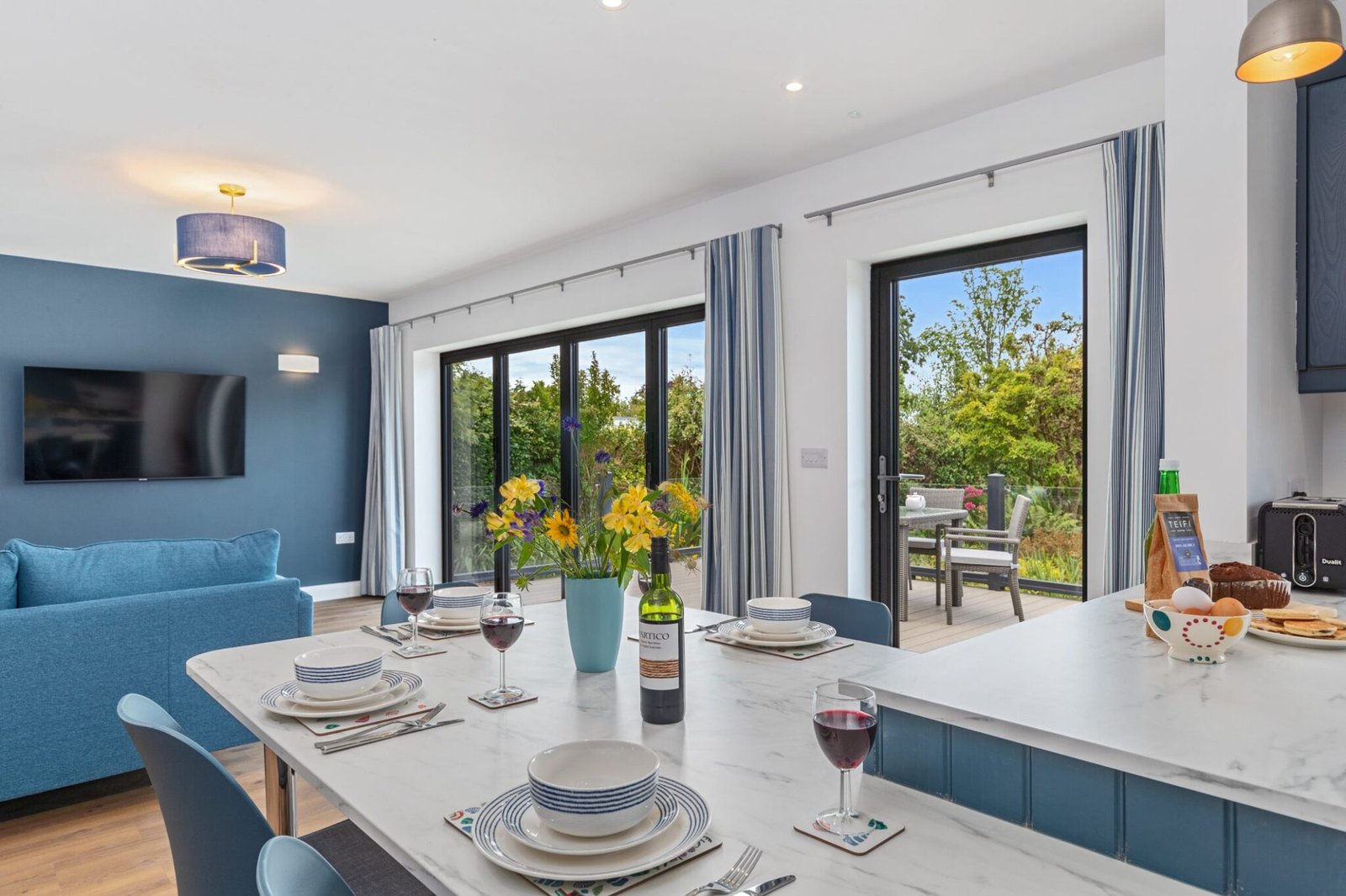 Open-plan dining and lounge space