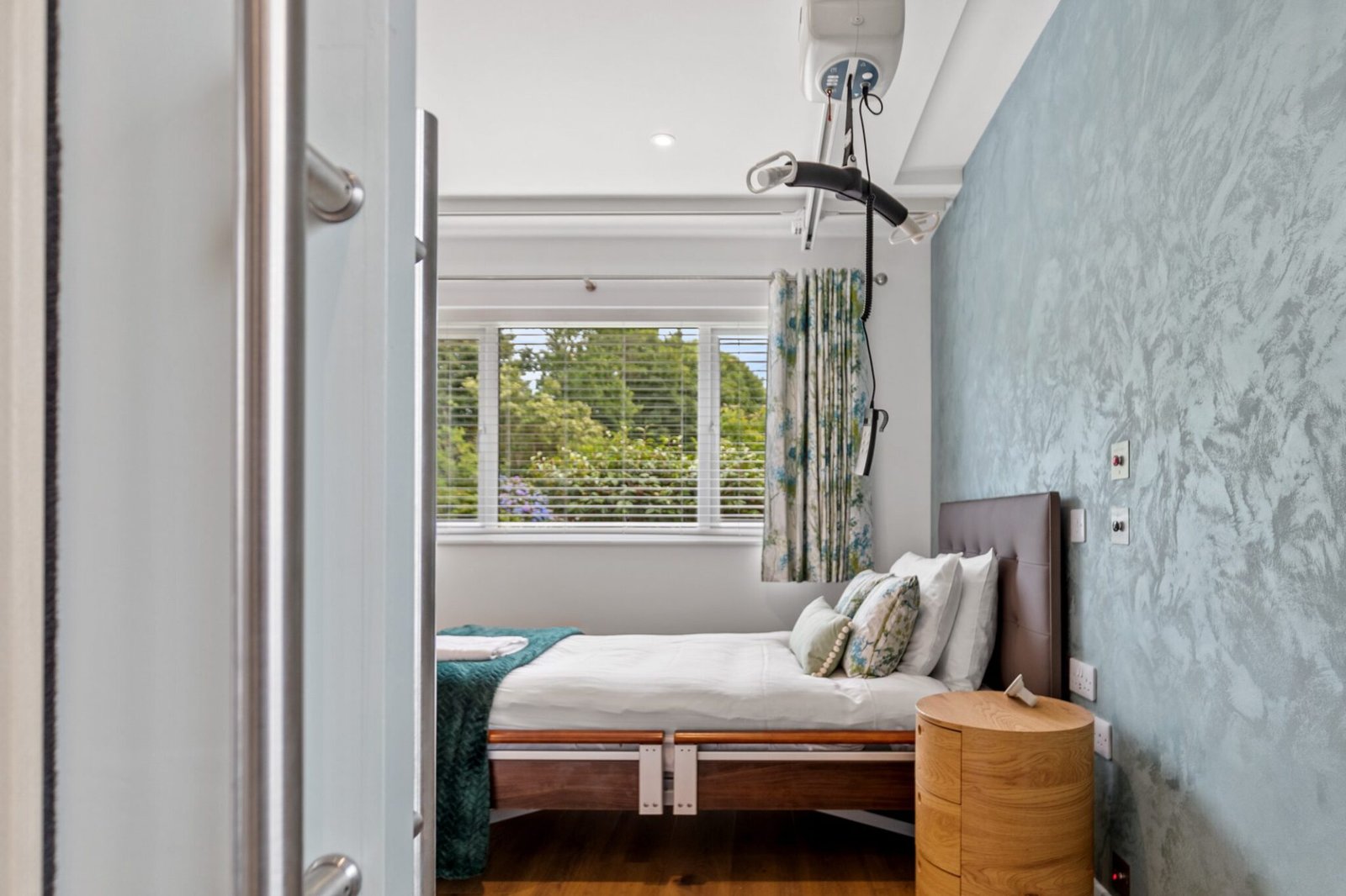 Profiling Bed and hoist link into en-suite wetroom