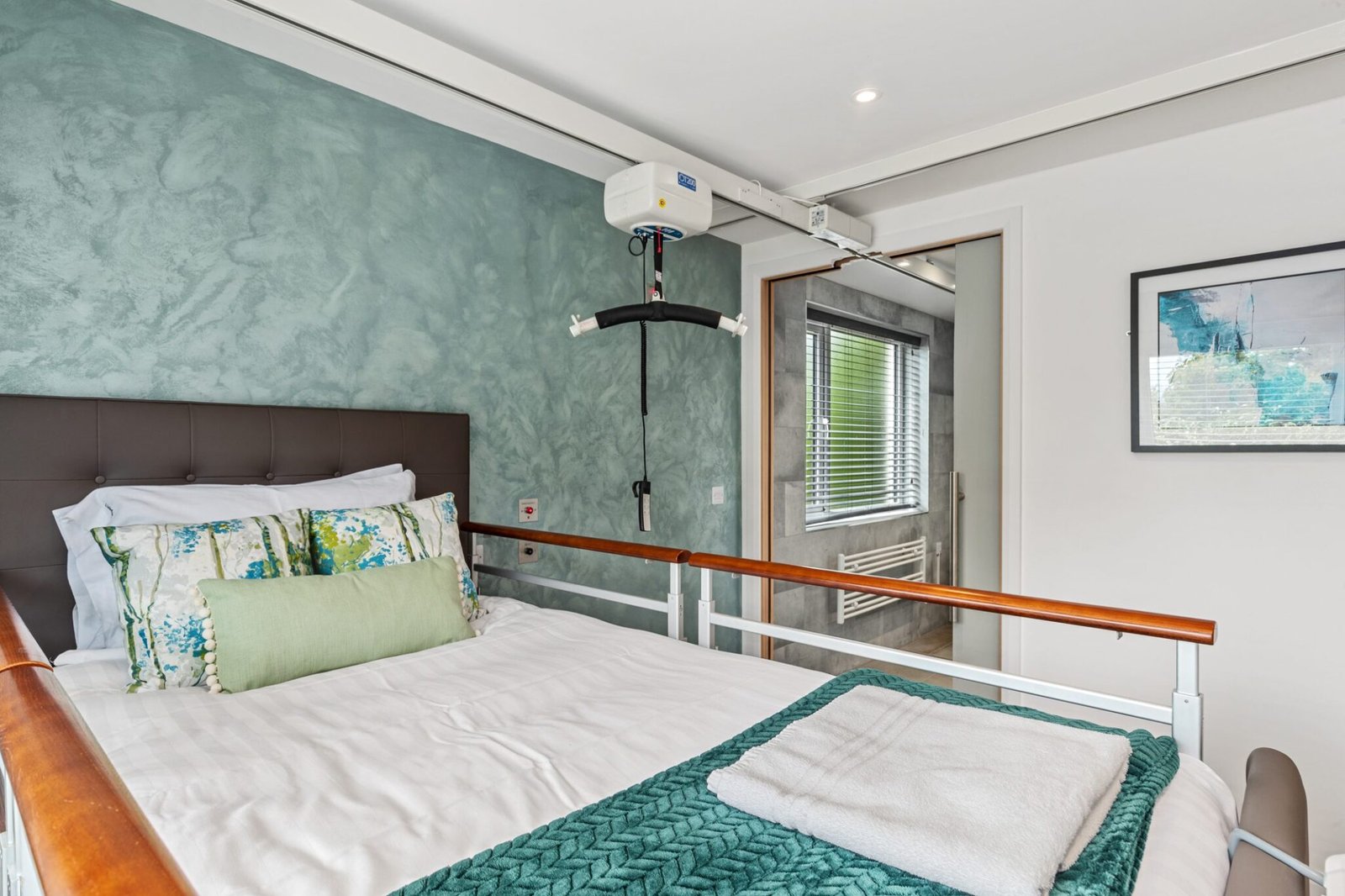 Profiling Bed and hoist link into wetroom