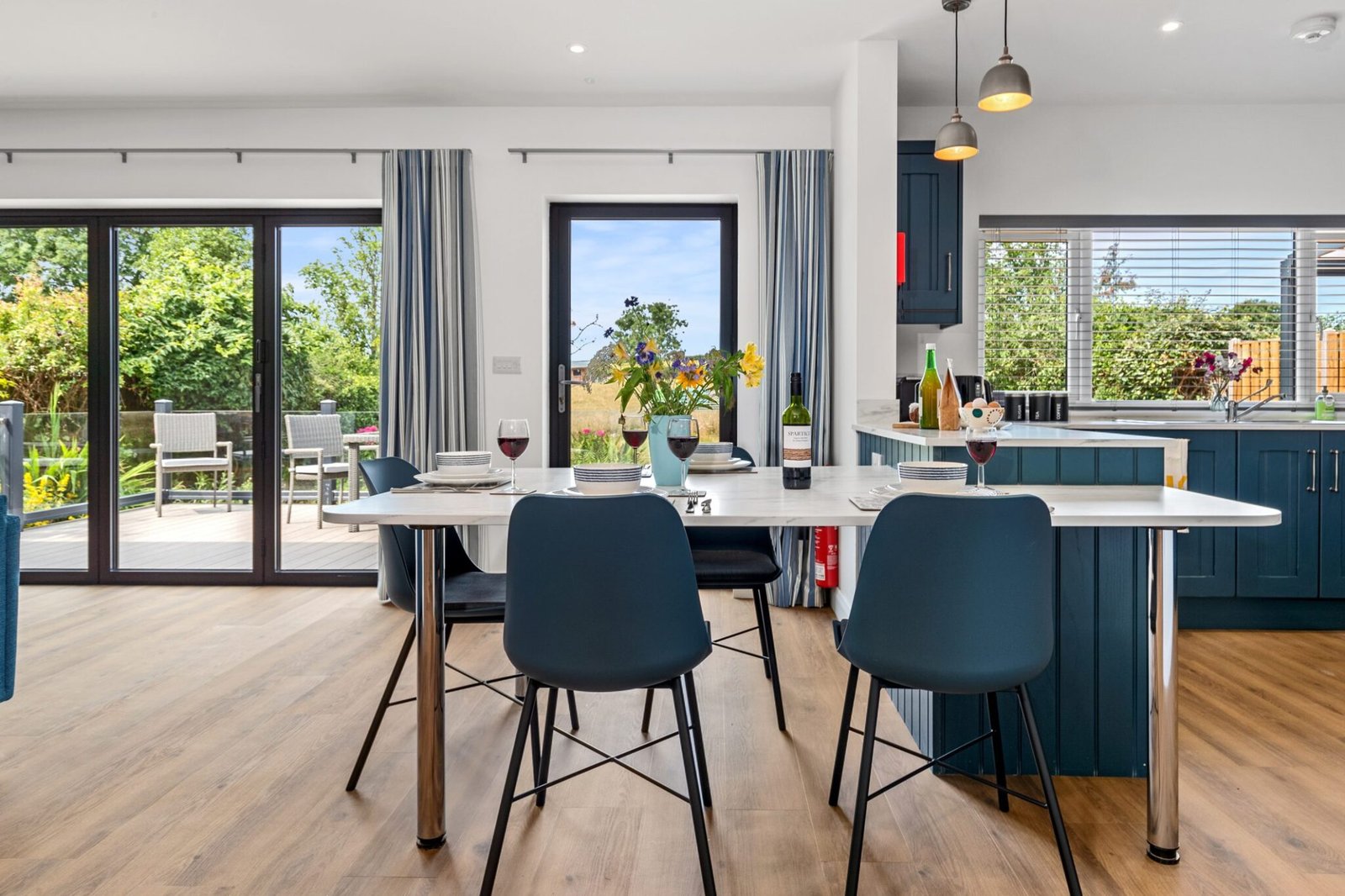 Spacious unobstructed dining table