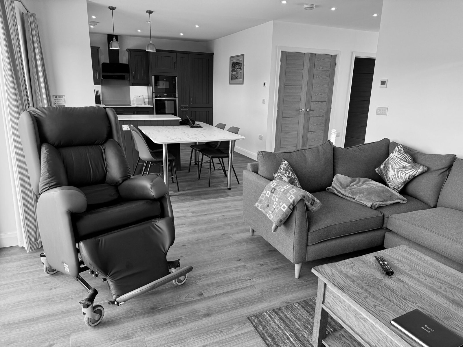 Tilt-in-space Lento recliner chair available for guest usea (1)