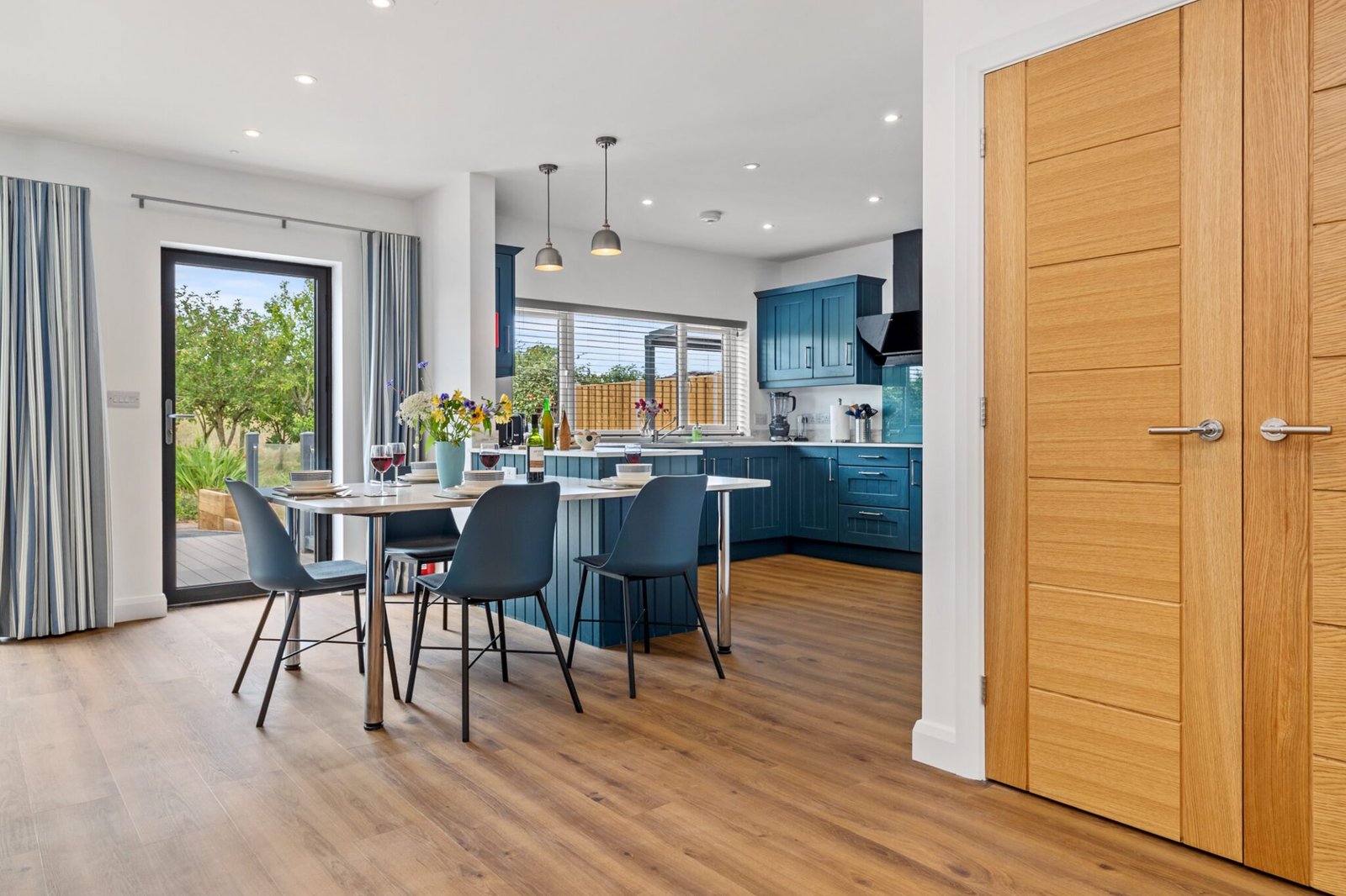 Spacious unobstructed dining table(1)